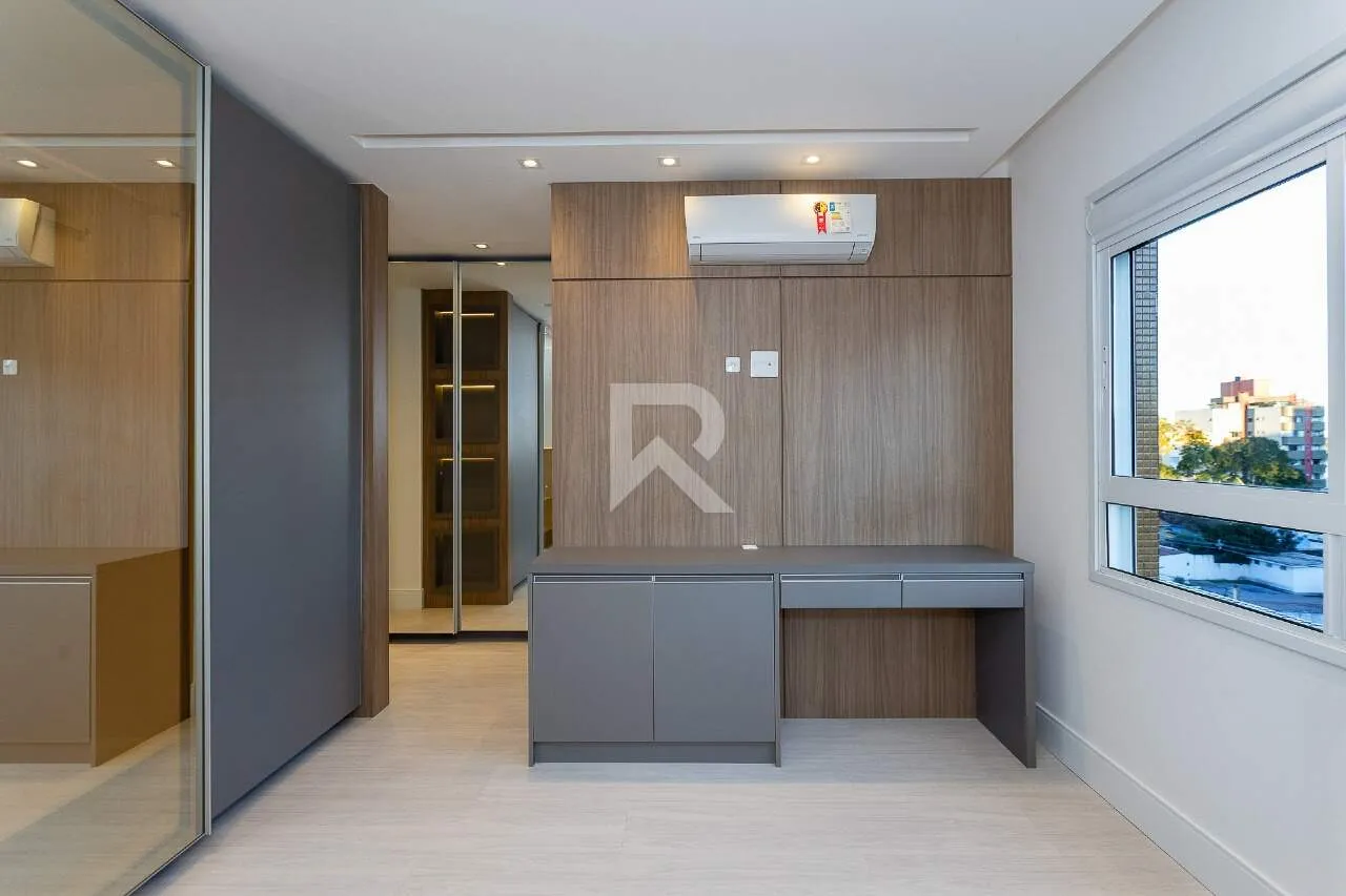 159 m² apartment with 4 bedrooms and a glassed-in balcony — photo 49