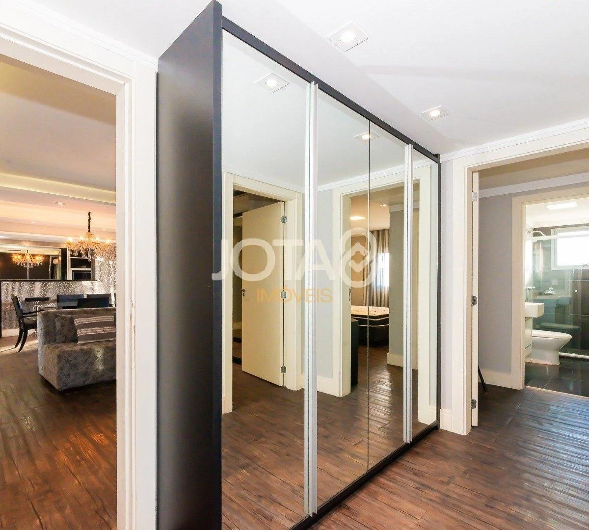 Apartment with 3 en-suite bedrooms and enclosed balcony — photo 36