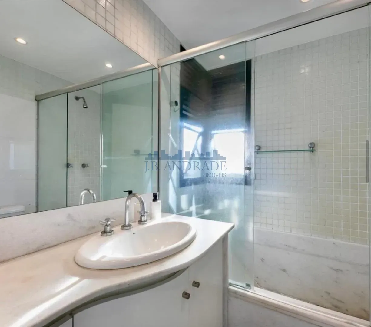 4-bedroom apartment with a water view in Rio de Janeiro — photo 12