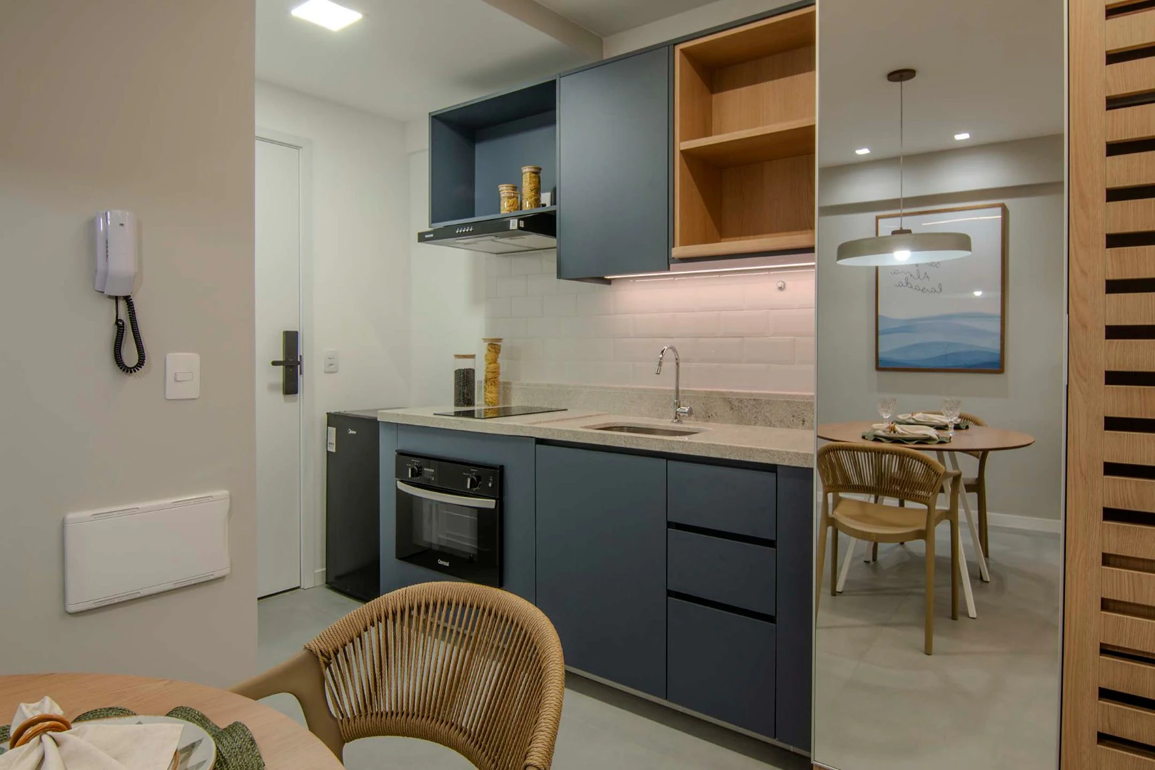 Apartamento mobiliado de 1 quarto com varanda envidraçada