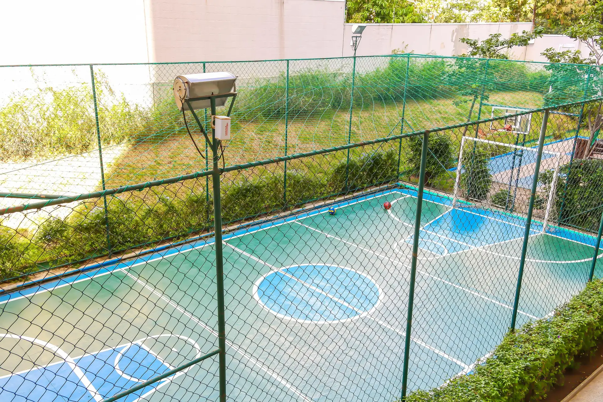 Balcony with a grill in a 2-bedroom apartment, 60 m² — photo 37