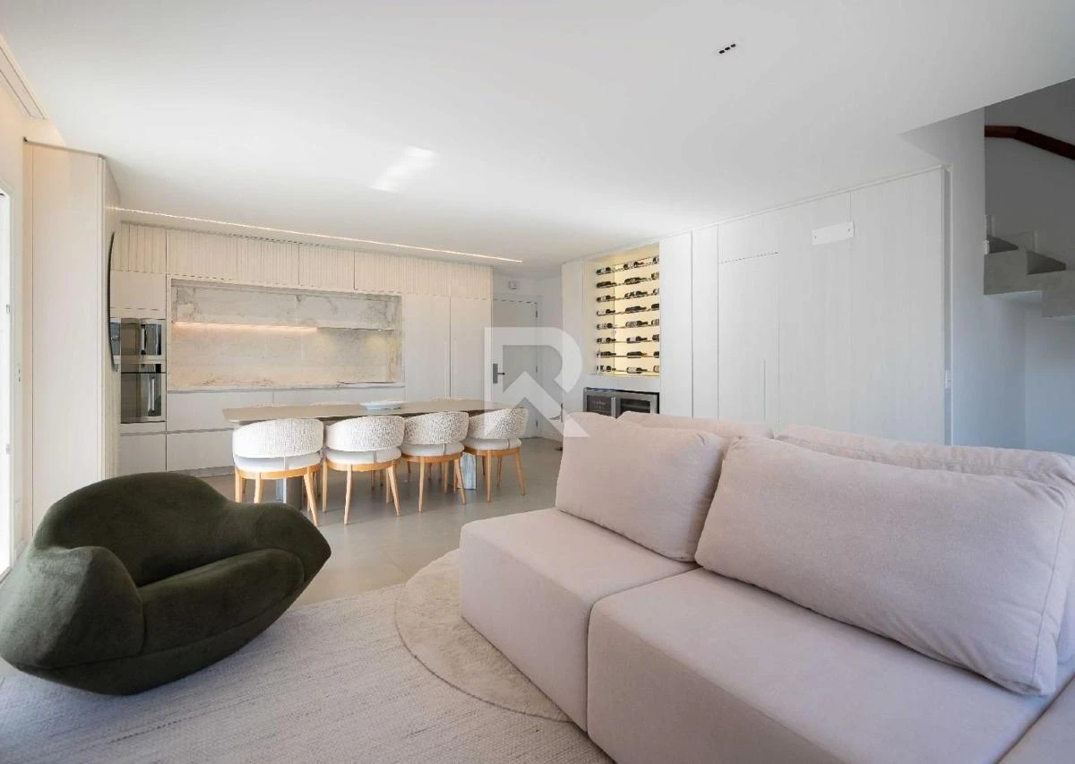 Furnished apartment, 194 m², with floor-to-ceiling windows — photo 12
