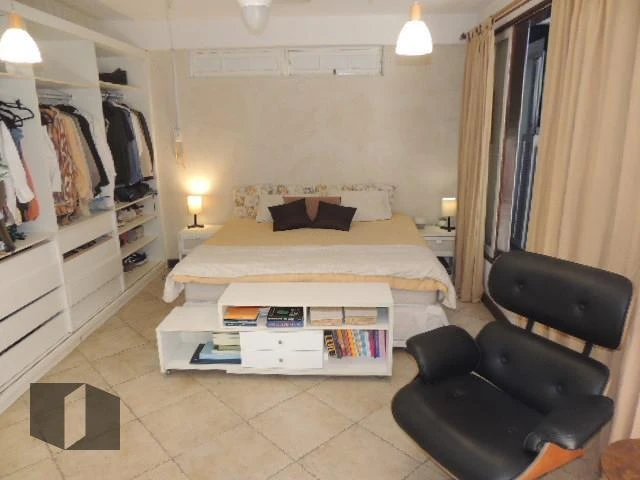 259 m² house with 5 bedrooms and a balcony grill — photo 24