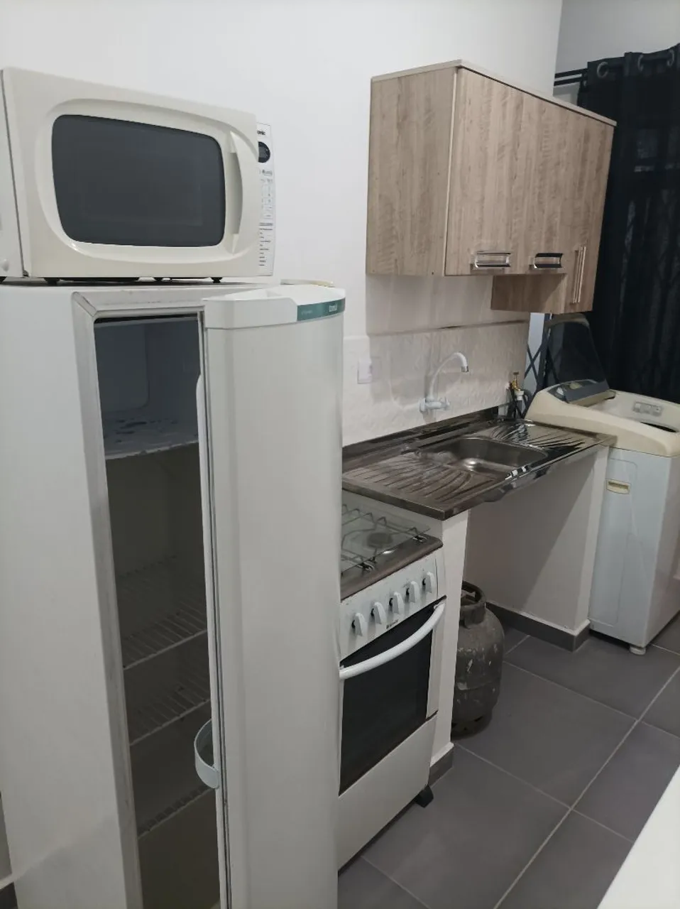 Studio with 1 bedroom and a washing machine