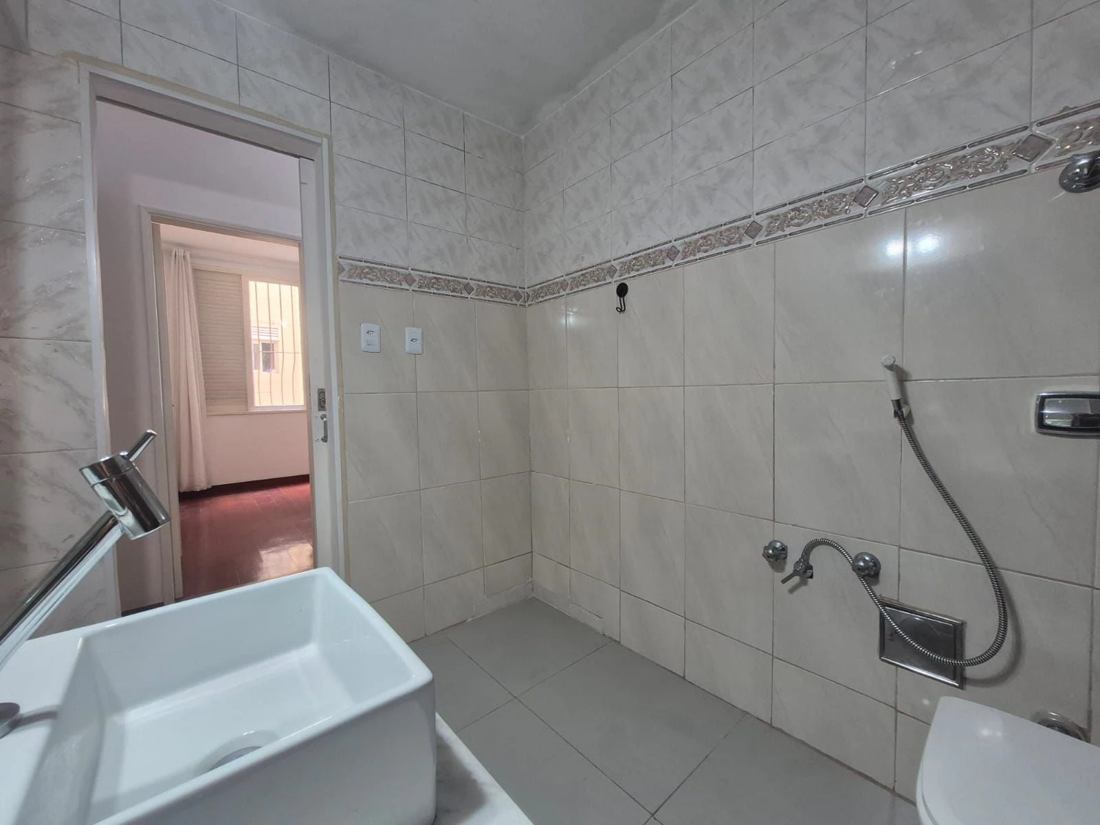Wood or laminate floors in a 3-bedroom apartment, 100 m² — photo 2