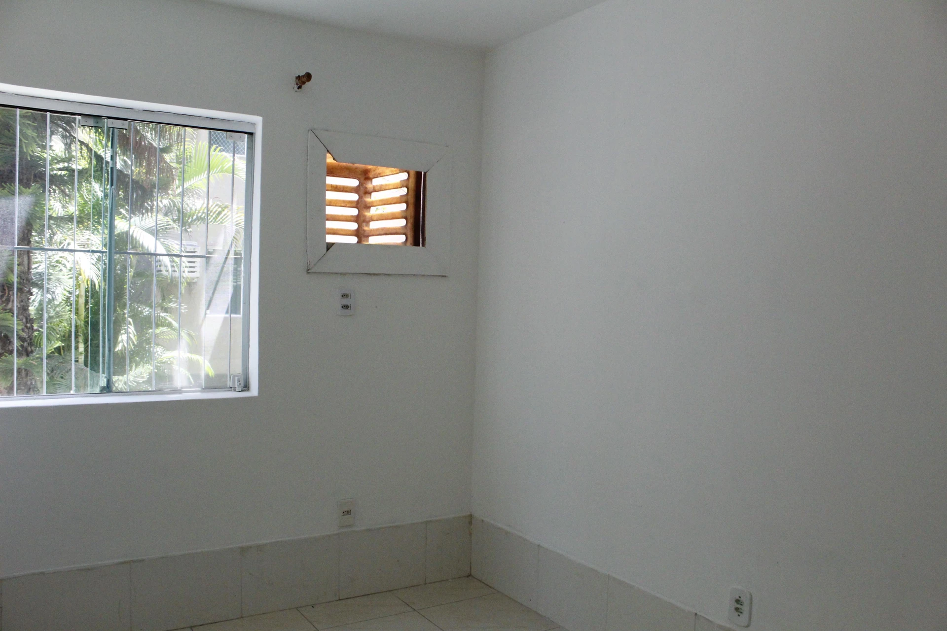 Unfurnished 2-bedroom apartment with a balcony — photo 29