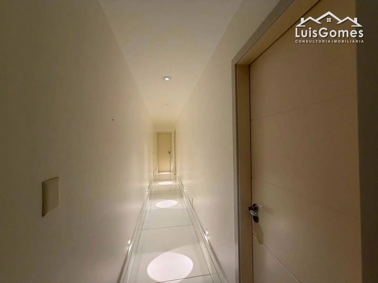 Furnished apartment with 4 bedrooms and 5 bathrooms — photo 28
