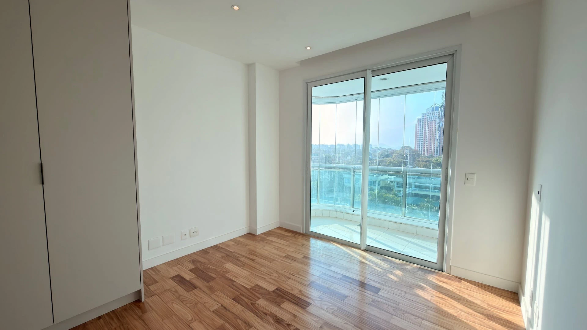 575 m² apartment with 5 en-suite bedrooms and glass balcony — photo 21