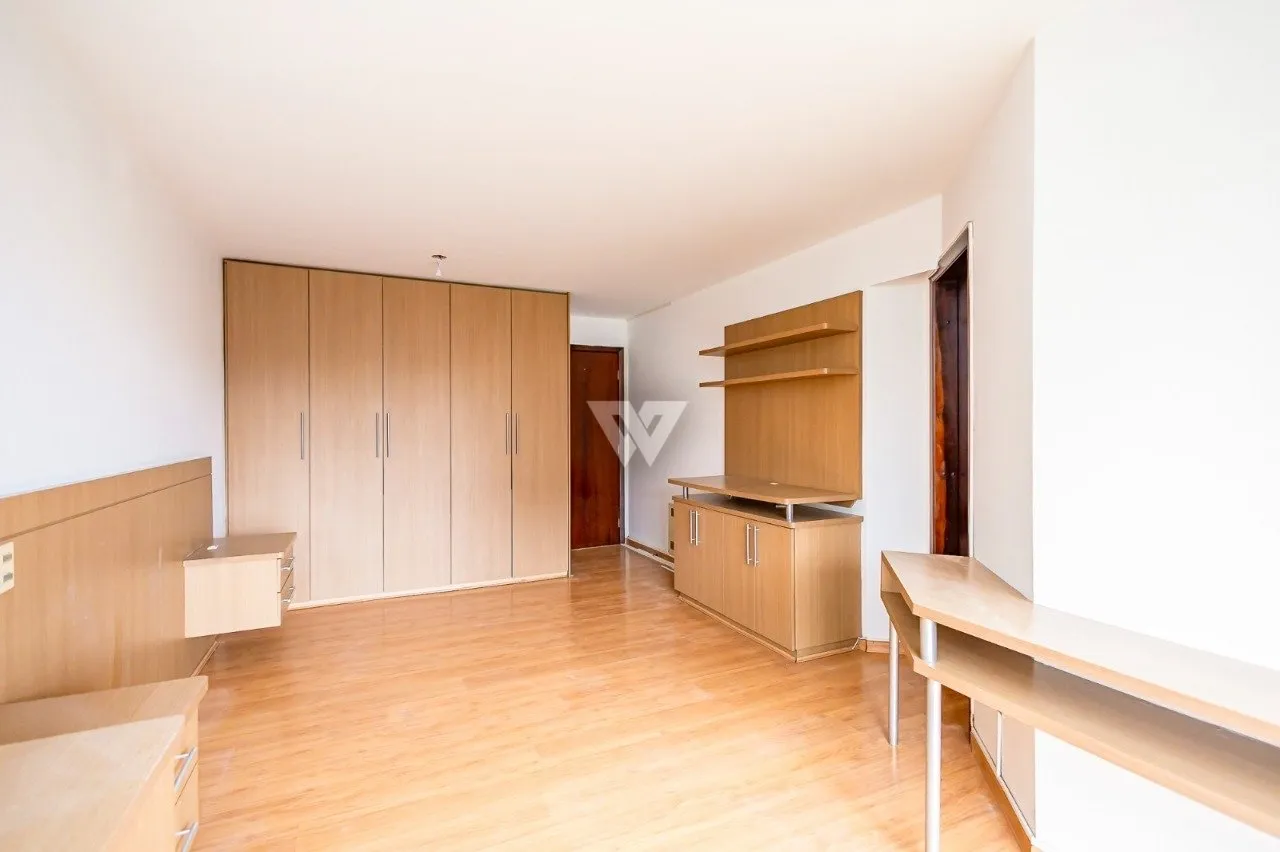 Apartment with wood floors, 4 bedrooms and glass balcony — photo 12