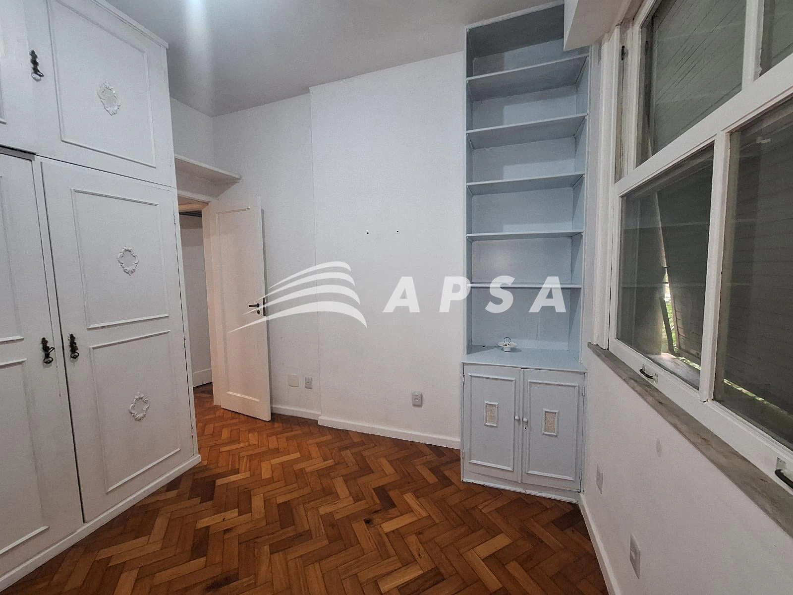 Wood or laminate floors in a 4-bedroom apartment, 120 m² — photo 5
