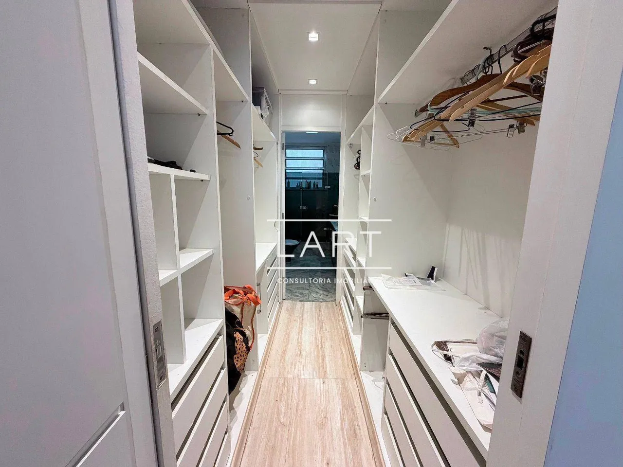 Furnished 4-bedroom apartment with 5 bathrooms — photo 8
