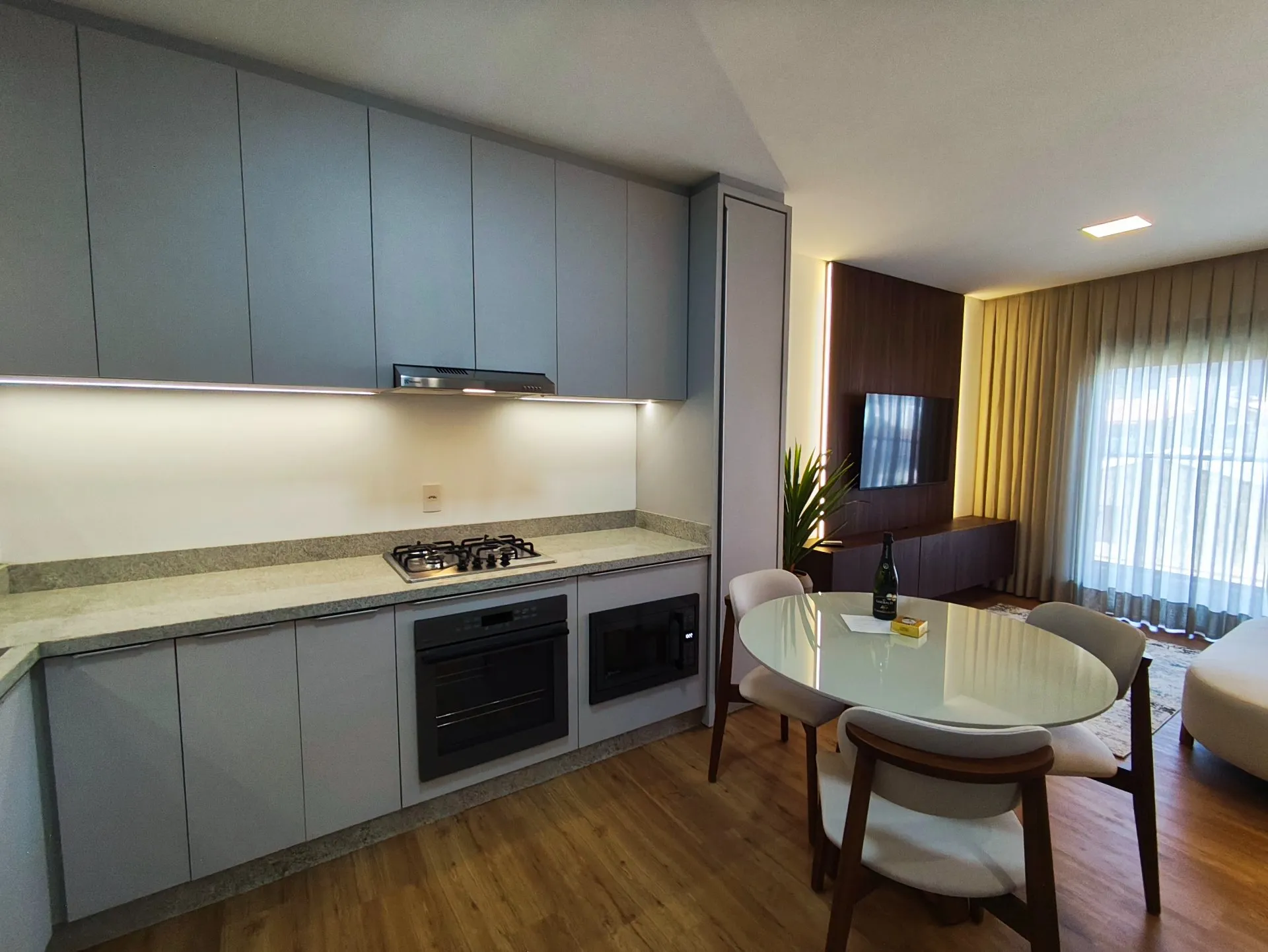 One-bedroom apartment in a building with a heated pool — photo 2