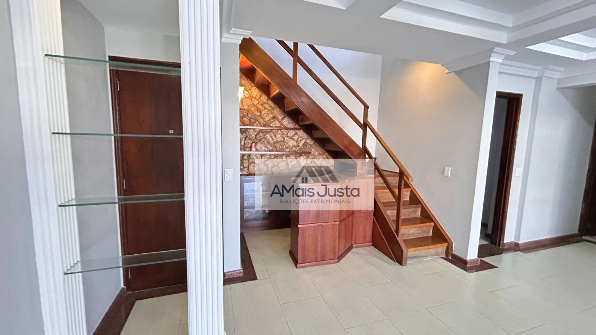 4-bedroom apartment in a building with a pool — photo 34