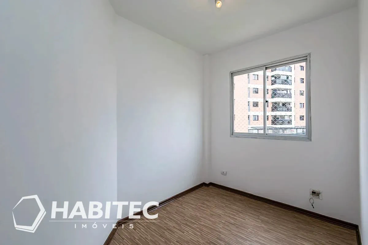 Wood or laminate floors in a 3-bedroom apartment, 102 m² — photo 3