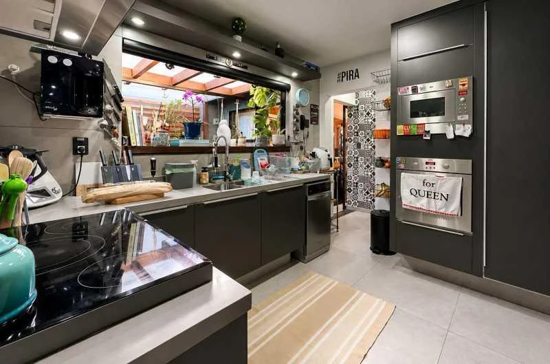 600 m² house with 5 en-suite bedrooms and an open kitchen — photo 2