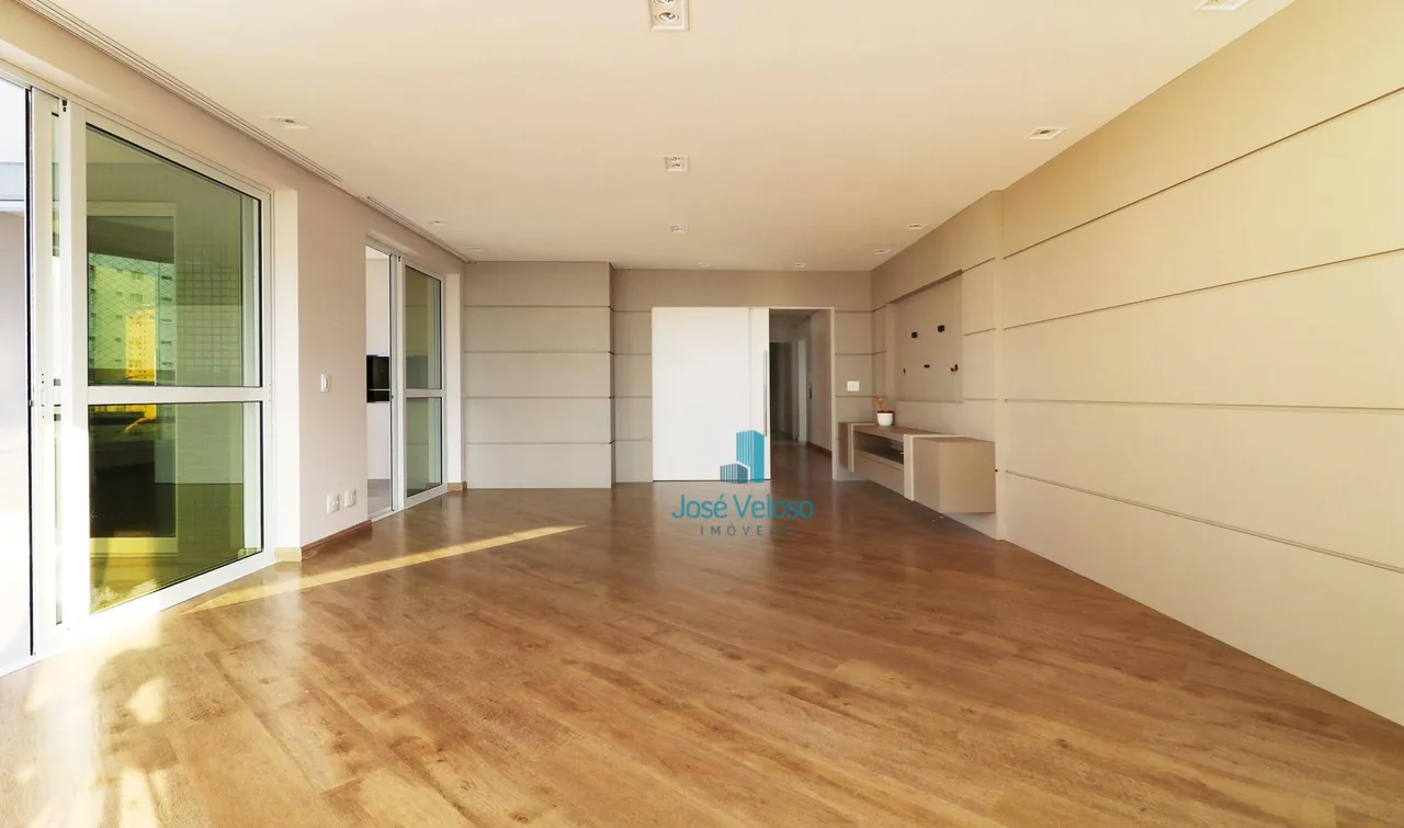 Modern 4-bedroom apartment with open-plan kitchen — photo 6