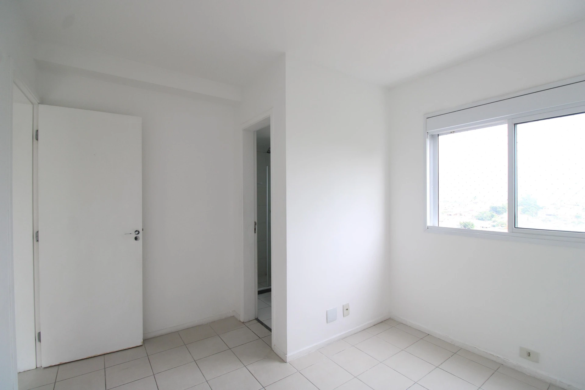 Balcony with a grill in a 3-bedroom apartment, 74 m² — photo 39
