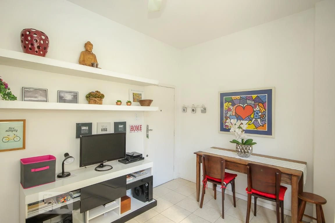 Furnished 2-bedroom apartment with laundry area — photo 5