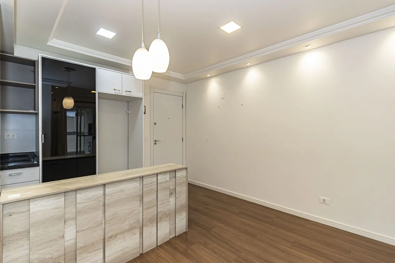 Balcony with a grill in a 2-bedroom apartment, 59 m² — photo 3