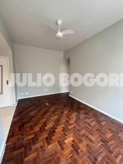 Wood or laminate floors in a 2-bedroom apartment, 65 m² — photo 8