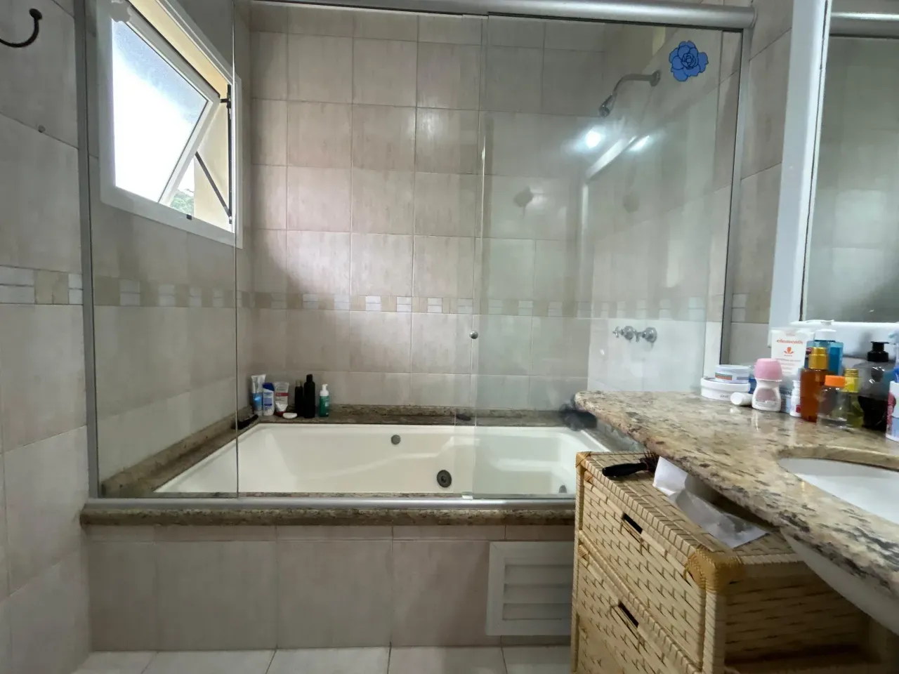Bathtub in a 3-bedroom apartment, 114 m² — photo 43