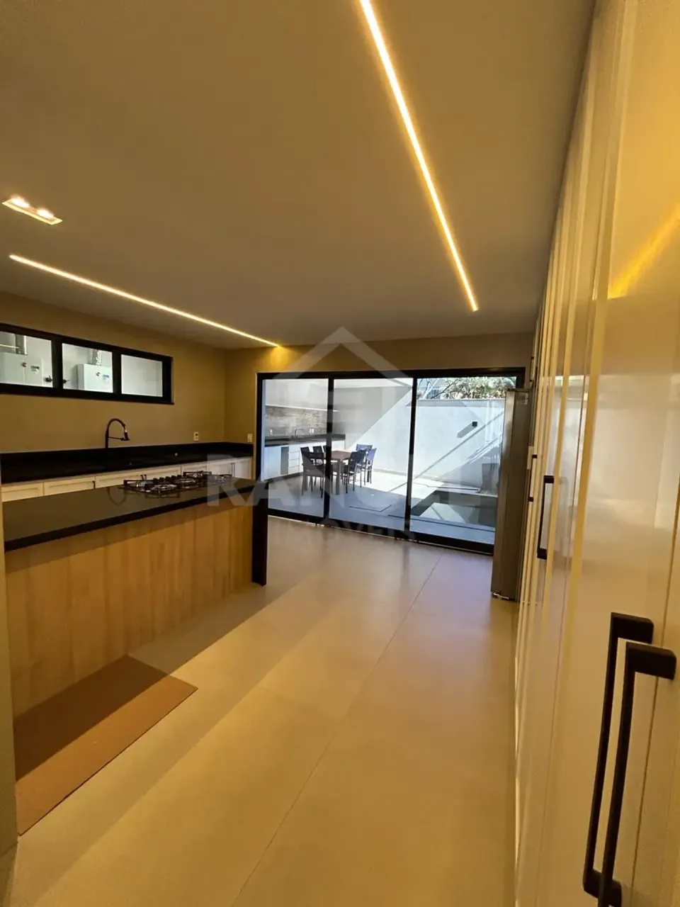 House with 3 bedrooms, 5 bathrooms, and 2 parking spaces — photo 2
