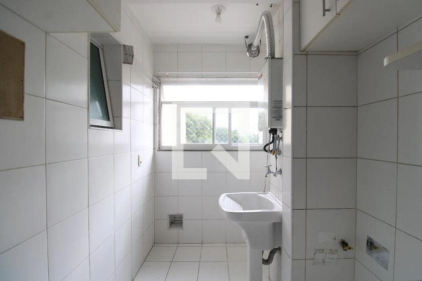 Balcony with a grill in a 3-bedroom apartment, 74 m² — photo 19