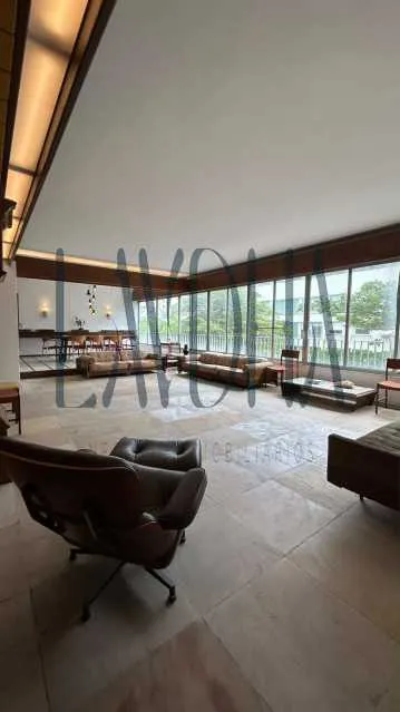 300 m² apartment on the 3rd floor with 4 bedrooms