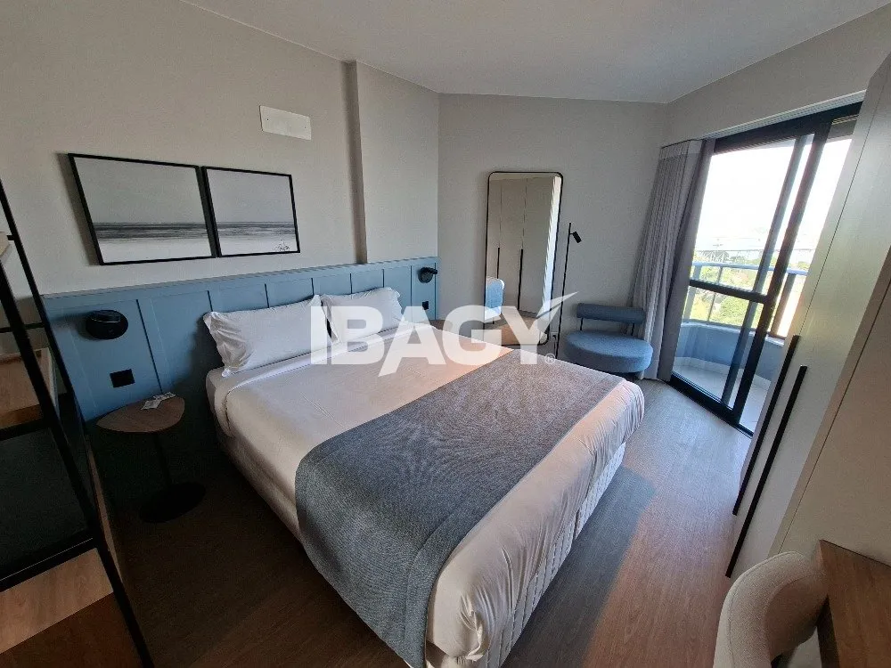 Studio with a glassed-in balcony and open-plan kitchen — photo 152