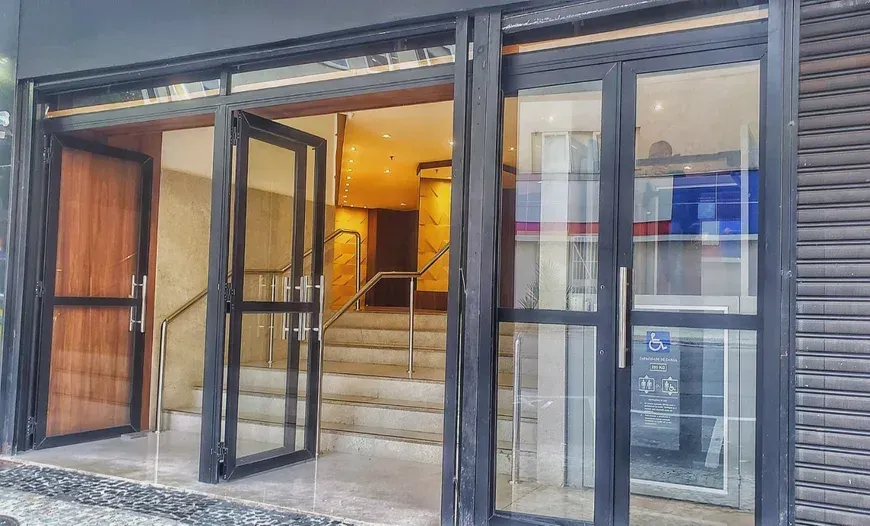 Studio com piso de madeira ou laminado, Centro — photo 10