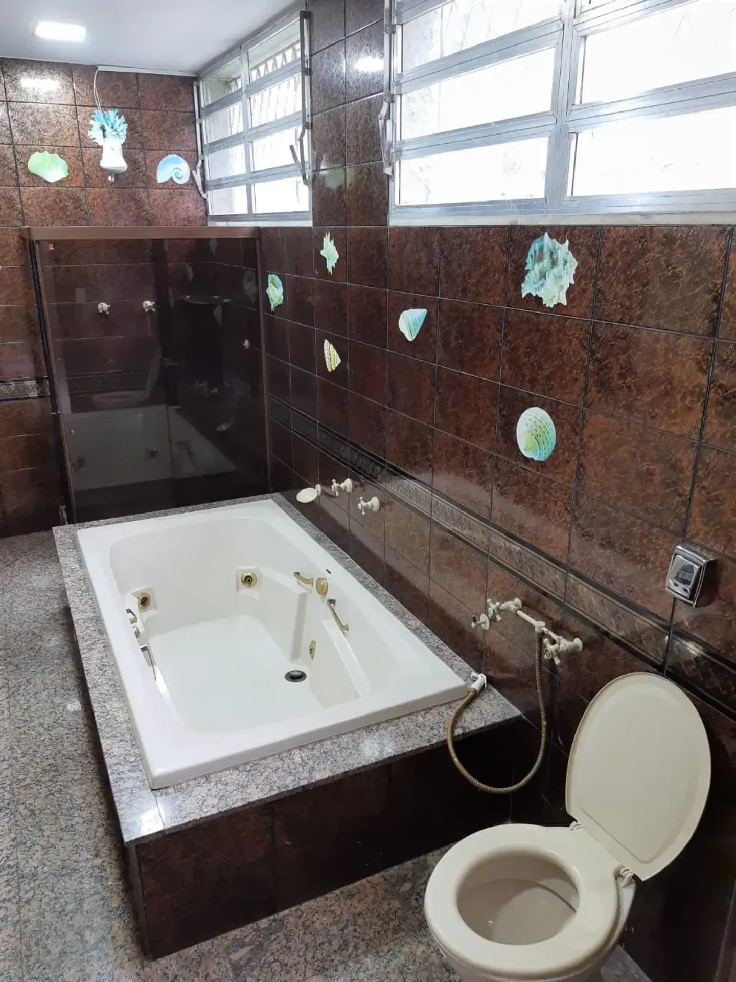 Bathtub in a 5-bedroom house, 240 m² — photo 16
