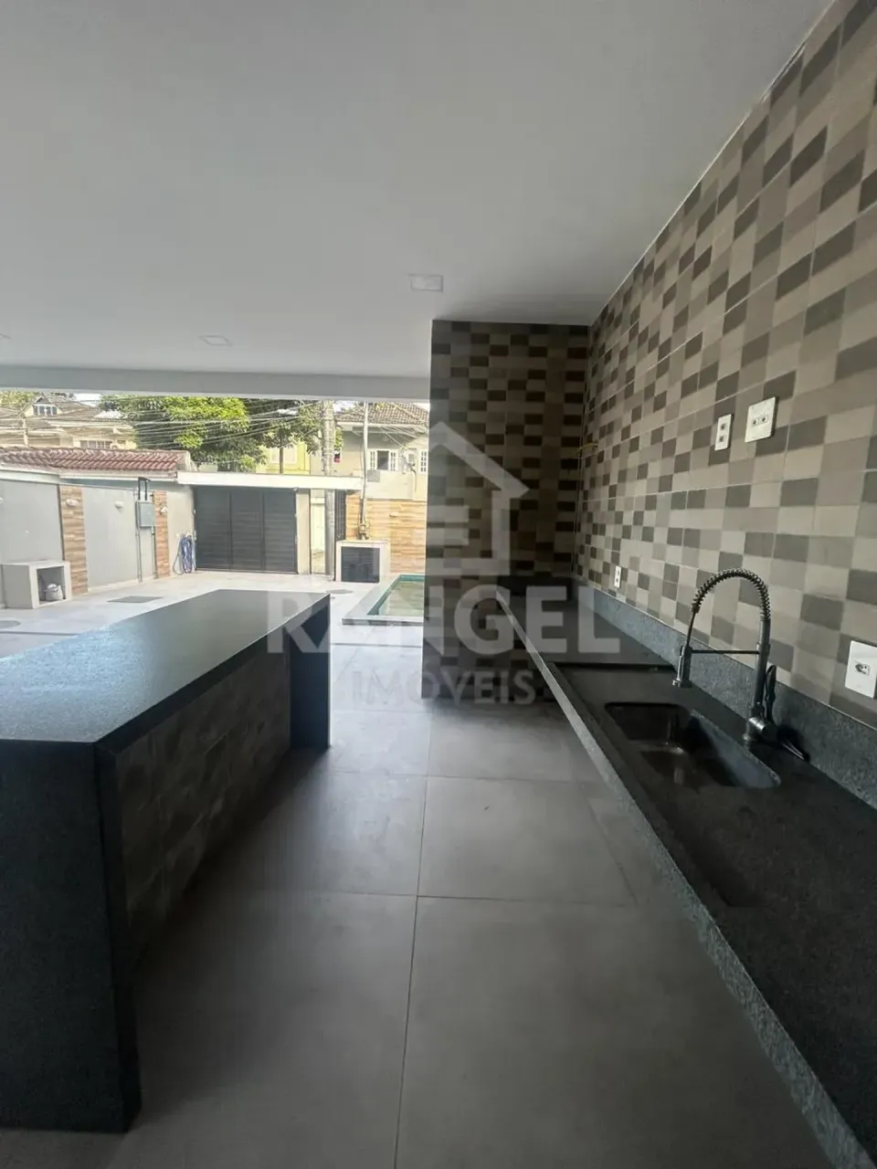 House with 3 bedrooms and 5 bathrooms, open-plan kitchen — photo 2