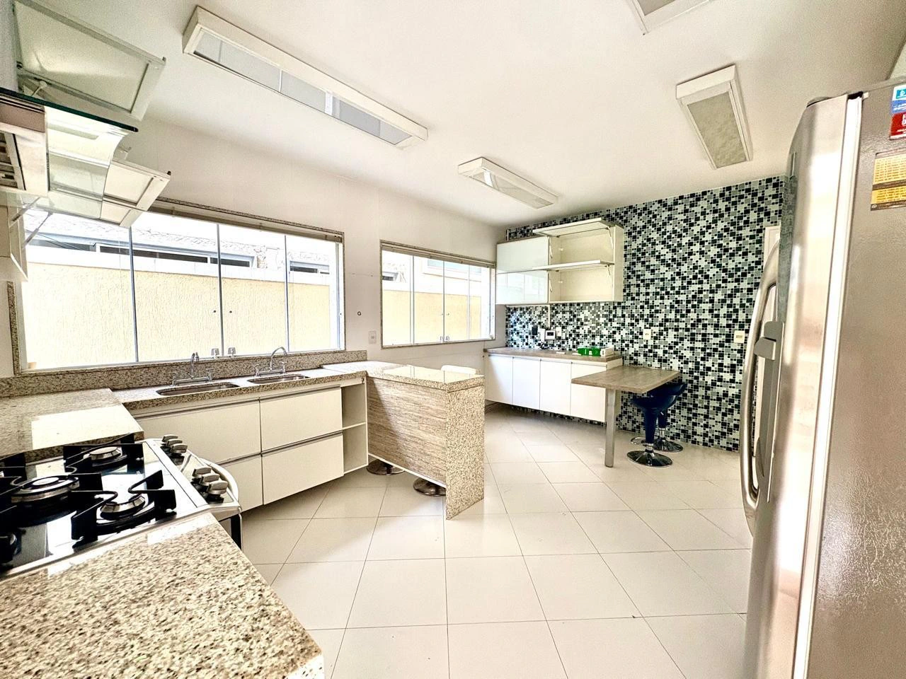 Furnished house with 3 en-suite bedrooms and private BBQ — photo 2