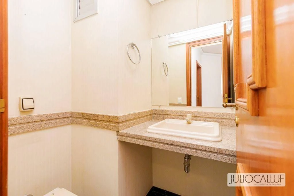 Застеклённый балкон и 3 спальни: квартира 151 м² — photo 23