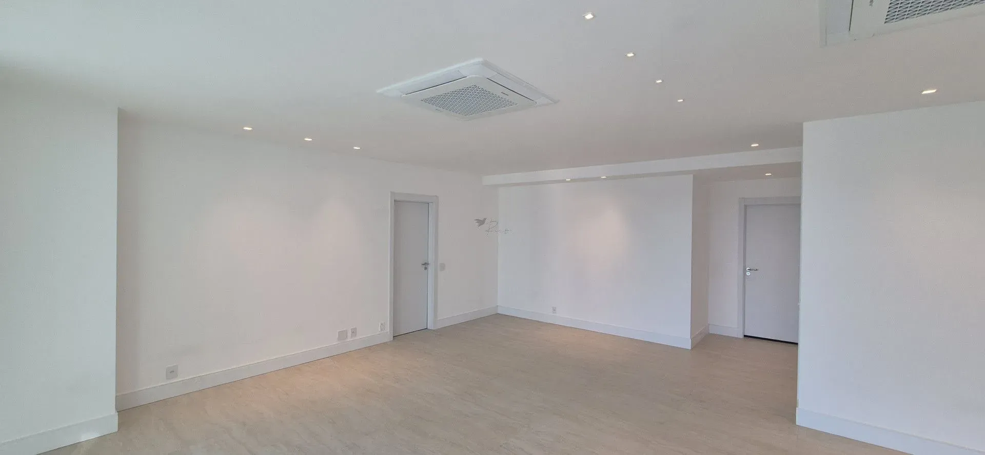 Unfurnished 4-bedroom apartment with closed kitchen — photo 7