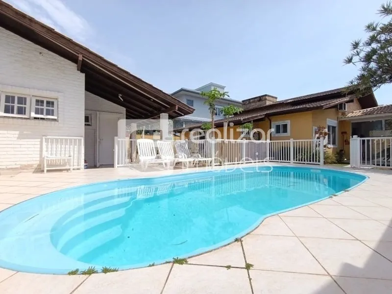 4-bedroom house with a garden — photo 12