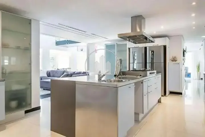 House with 6 en-suite bedrooms, 800 m² and 4 parking spots — photo 2