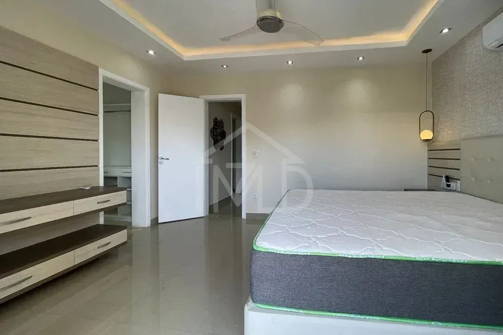 House with 4 bedrooms and an open-plan gas kitchen — photo 3