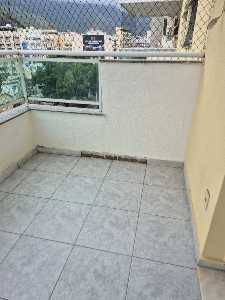 2-bedroom apartment in a building with a gym — photo 2