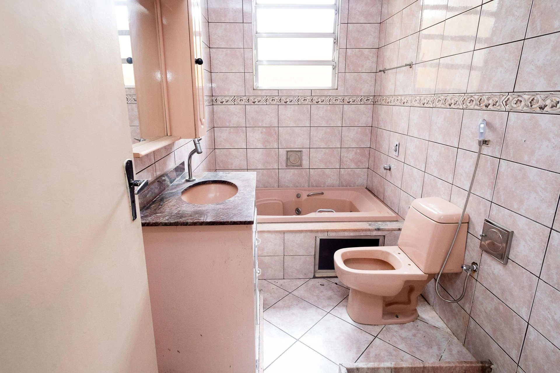 House with 3 bedrooms, 1 en-suite, and private yard — photo 10