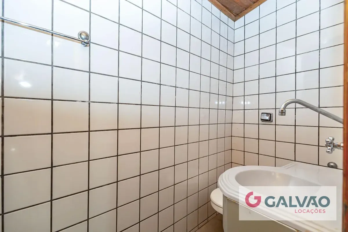 Casa sin amueblar con 3 dormitorios, cocina cerrada y balcón — photo 49