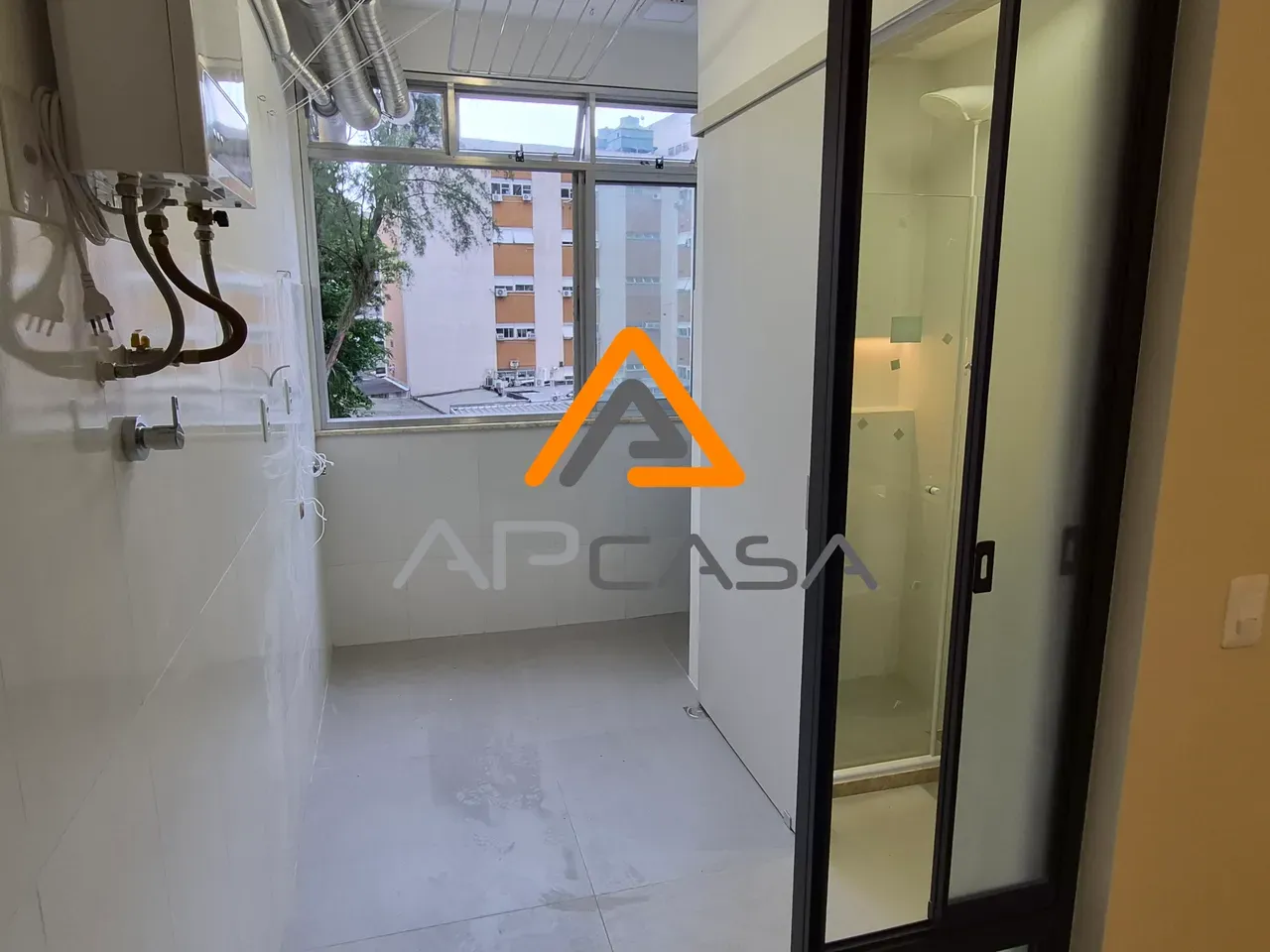 2-bedroom apartment with wood or laminate floors — photo 10