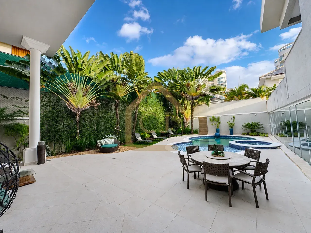 Furnished triplex house with 5 bedrooms and 5 bathrooms — photo 13