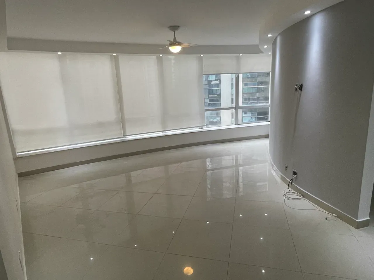 Unfurnished apartment with floor to ceiling windows — photo 8