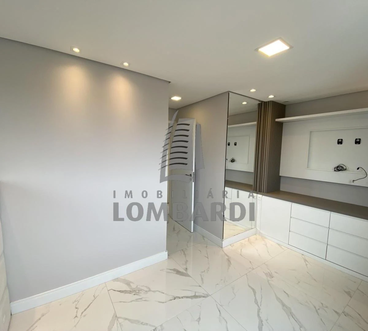 70 m² apartment with a walk-in closet and a washing machine — photo 4