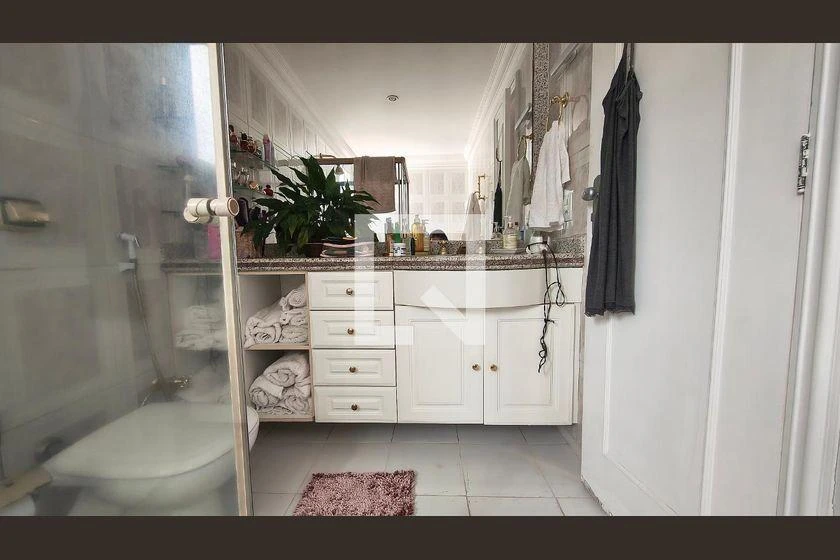 290 m² house with a bathtub and a walk-in closet — photo 4