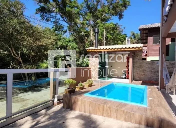 Casa com 2 quartos, 2 banheiros e varanda privativa