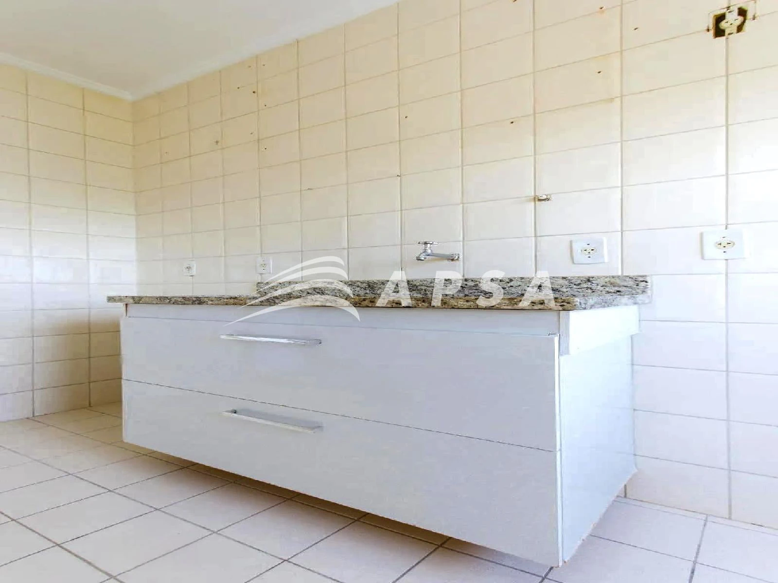 Unfurnished 2-bedroom apartment with a private BBQ — photo 13