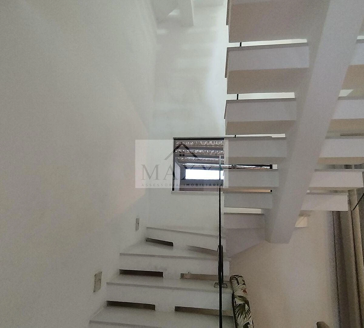 290 m² house with 3 en-suite bedrooms and glass balcony — photo 13