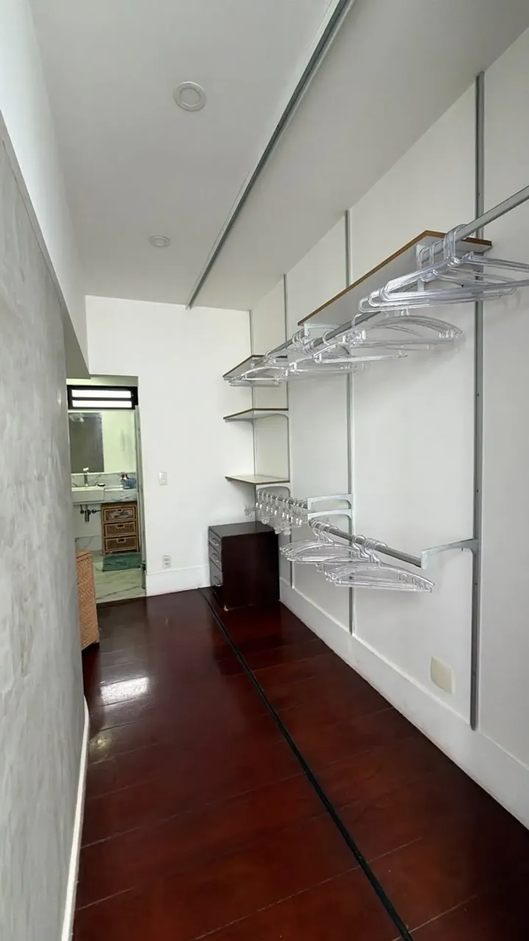Furnished apartment with 4 bedrooms and open-plan kitchen — photo 31